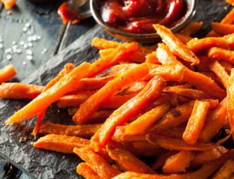 Frites de patates douces cuites au four, épicées au paprika