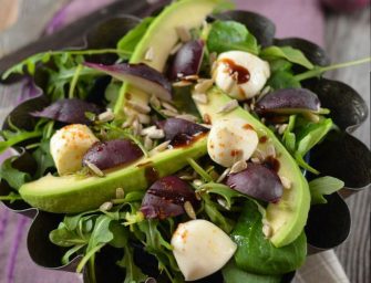 Salade d&rsquo;avocat, radis, roquette et mozarella