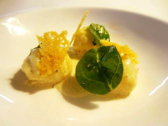 Gnocchis de uru à la truffe noire, crème de Parmigiano Reggiano, salade de jeunes pousses d’épinards