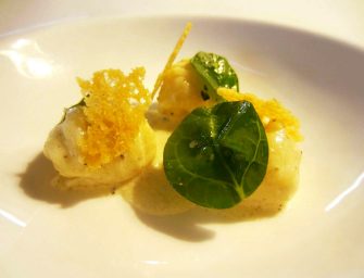 Gnocchis de uru à la truffe noire, crème de Parmigiano Reggiano, salade de jeunes pousses d’épinards