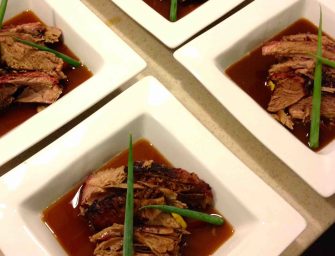 Gigot de sept heures et son jus d’agneau au miel de Tahiti