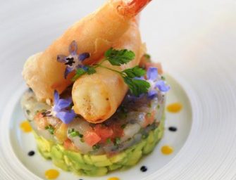 Sur un lit d’avocat, duo de grosses crevettes de la presqu’île en tartare et en croustillant aux effluves de combava