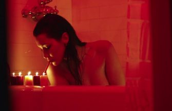 « In bed with Bella Hadid », réalisé par Tyler Ford