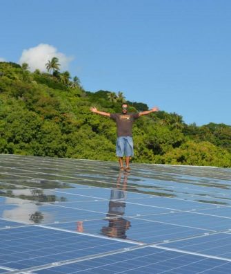 Te’ina EBB, un jeune entrepreneur qui déborde d’énergie… Solaire !