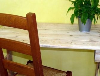 Recycler une palette pour en faire un bureau