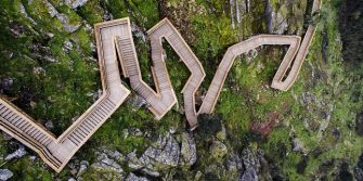 Une passerelle en bois pour un voyage inoubliable à travers les superbes paysages naturels Portugais