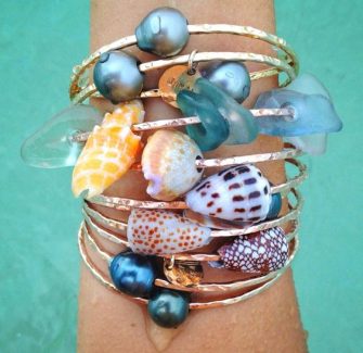 Les bracelets coquillages, les bijoux de plage