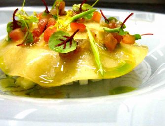 Grosse raviole de langouste, asperges vertes, jus au poivre de Jamaïque et foie de canard