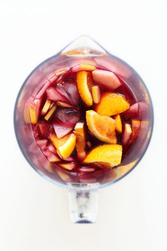 simple-amazing-traditional-red-sangria-6-ingredients-so-flavorful-easy-and-delicious-sangria-recipe-wine-summer-recipe-minimalistbaker-vegan