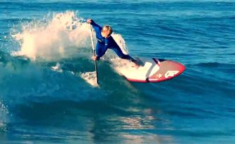 Stan Up Paddle : Kai Bates surfe une vague d’un kilomètre de long