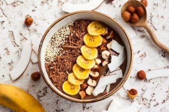 Smoothie bowl chocolat, banane, noisettes et coco