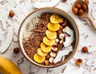 Smoothie bowl chocolat, banane, noisettes et coco