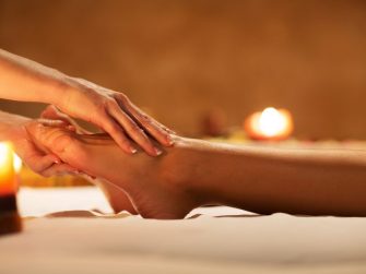 Les bienfaits revigorants d’un massage du pied avant de dormir