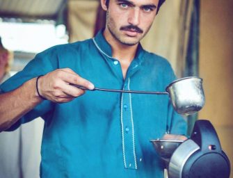 Arshad Khan, le vendeur de thé pakistanais qui fait craquer la Toile