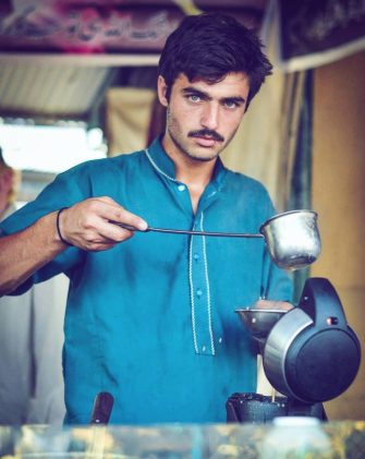 Arshad Khan, le vendeur de thé pakistanais qui fait craquer la Toile