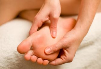 Comment faire un auto-massage des pieds pour se détendre ?