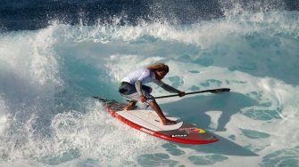 Airton Cozzolino affronte les vagues en paddle
