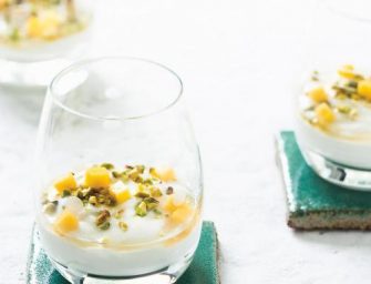 Yaourt grec aux pistaches, à la mangue et au miel