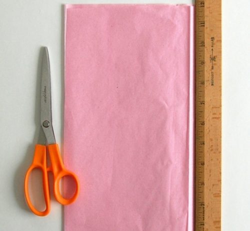 2-preparer-cinq-feuilles-de-papier-rose-pour-faire-votre-fleur-en-papier-de-soie-e1480675825711