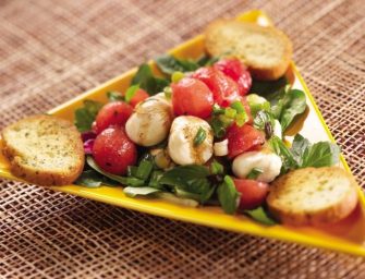 Une salade à la pastèque et à la mozzarella