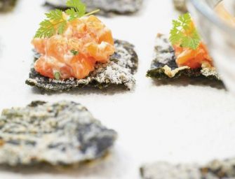 Tartare de saumon sur son algue nori frite
