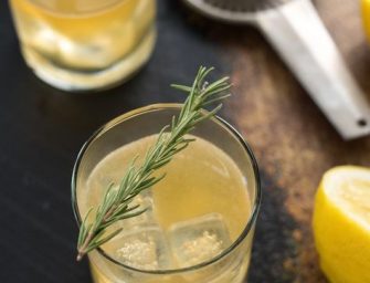Whisky sour au miel et au romarin brûlé