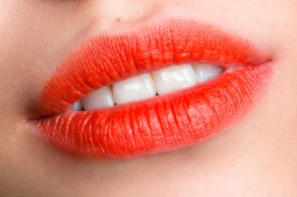 La « bouche blur » ou bouche floue : Une nouvelle façon de porter son rouge à lèvres