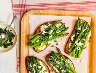 Tartines aux asperges, aux oignons, et à la feta