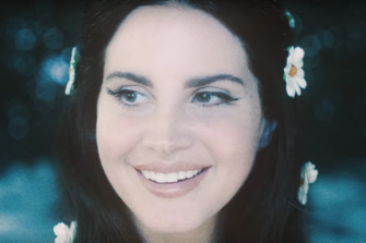 Lana Del Rey dévoile « Love », un clip rempli d’amour et de beauté