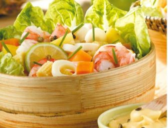 Une salade exotique à la patate douce et aux crevettes