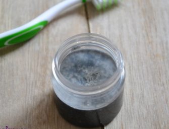 Un dentifrice au charbon pour blanchir les dents à faire soi même