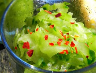 Une salade de concombre rapé épicée