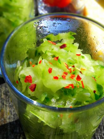 Une salade de concombre rapé épicée