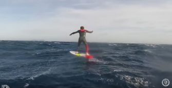 Philippe Caneri teste l’hydrofoil en mer Méditéranée