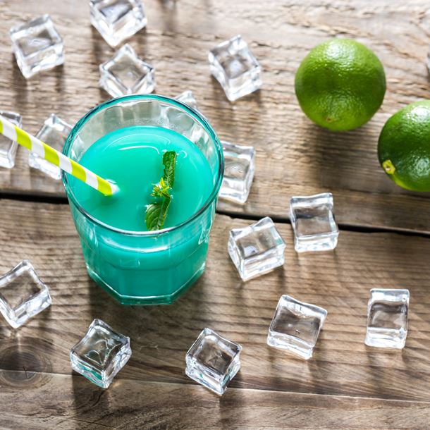 Cocktail au curaçao bleu et au rhum
