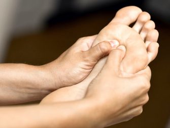 Rétablir l’équilibre du corps grâce au massage des pieds