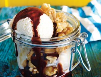 Sundae chocolat fudge et popcorn au caramel