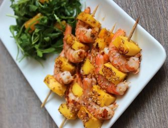 Des brochettes de chevrettes et de mangue