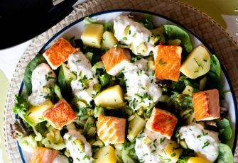 Salade au saumon, concombre mariné et pomme de terre