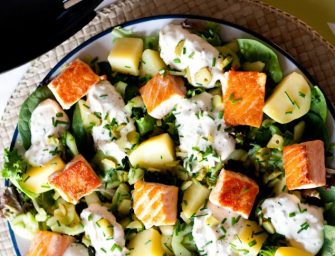 Salade au saumon, concombre mariné et pomme de terre