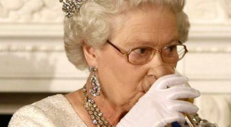 Découvrez les quatre cocktails quotidiens de la reine d’Angleterre