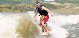 Un wakeboarder partage sa passion avec son chien