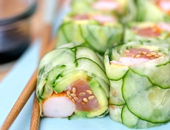 Makis en écaille de concombre au saumon et surimi