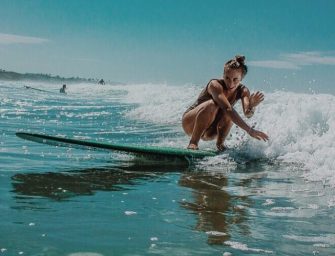 J&rsquo;ai essayé le surf pour la première fois et c&rsquo;est super dur !