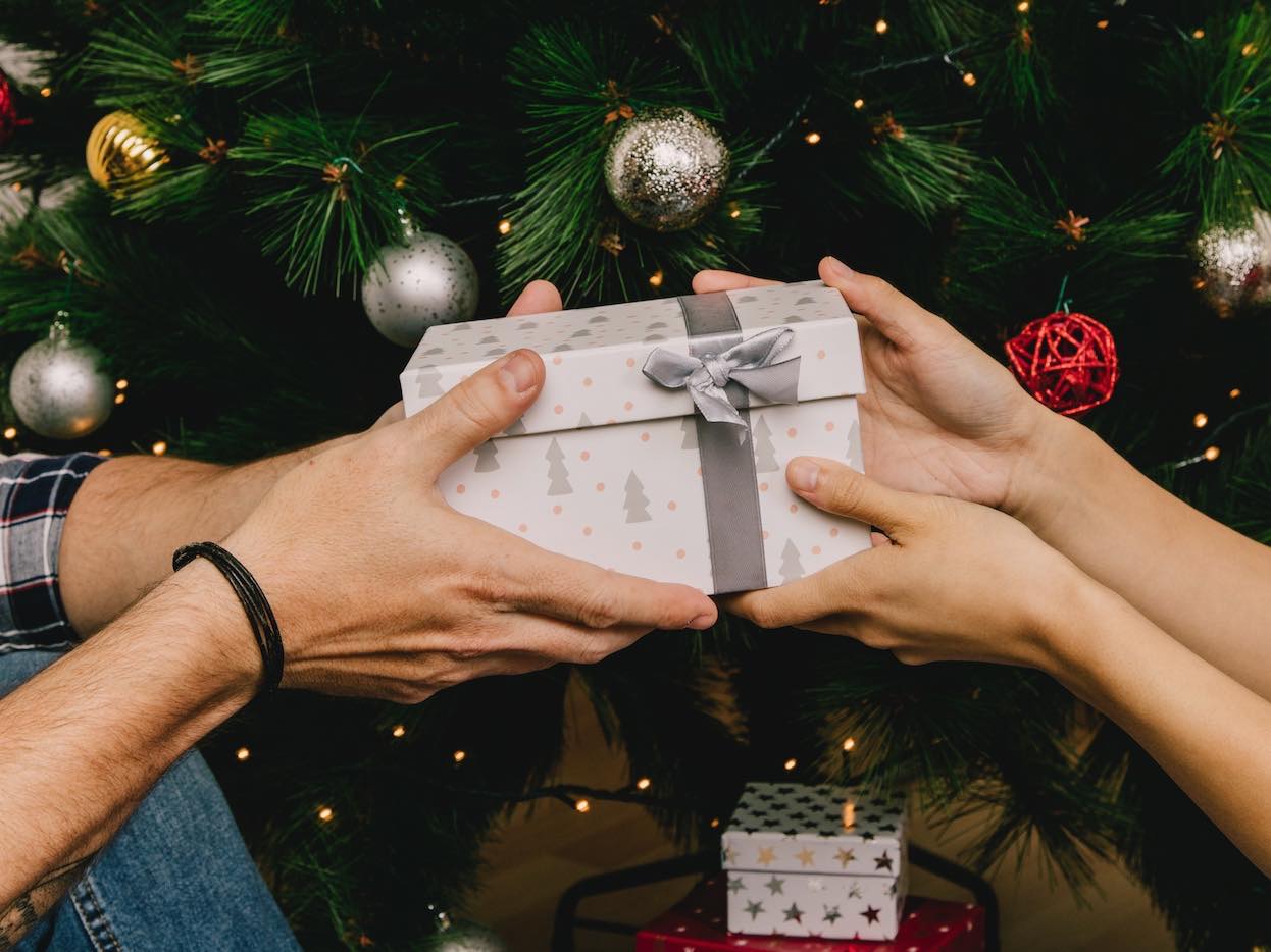 Début de la relation : 5 idées de cadeaux à offrir à Noël à votre nouvel  amoureux : Femme Actuelle Le MAG