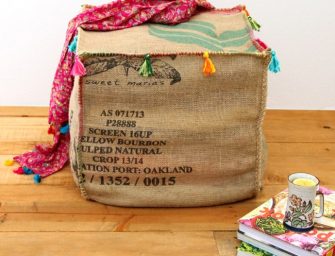 Comment faire un pouf avec un sac en toile de jute ?