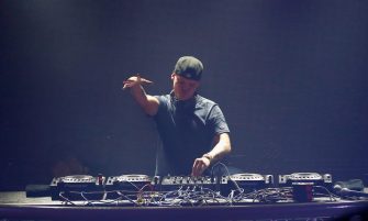 Le DJ et producteur Avicii a averti « Je vais mourir » dans un documentaire sorti 6 mois avant qu’il ne soit retrouvé mort à 28 ans