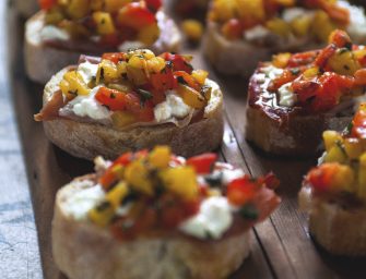 Brushetta aux poivrons grillés, chèvre et prosciutto