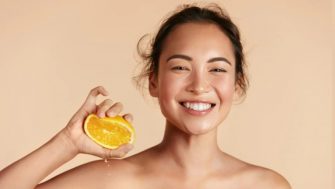 Que fait vraiment le sérum à la vitamine C pour votre peau ?