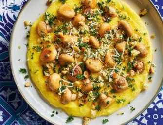 Omelette aux champignons et chapelure aux herbes